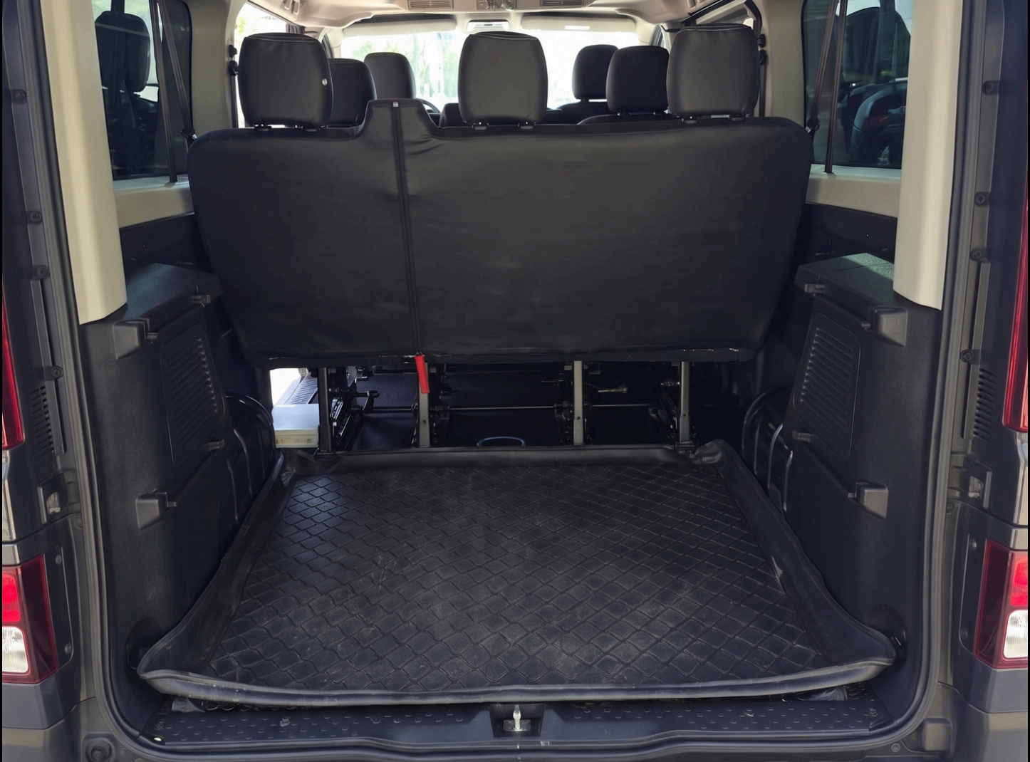 Executive group transfers Brussels large luggage capacity van